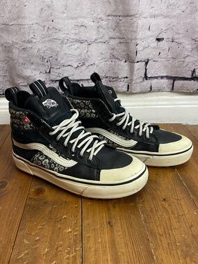 Vans Sk8-Hi MTE-2 high-top sneakers black with daisies women’s size 7.5